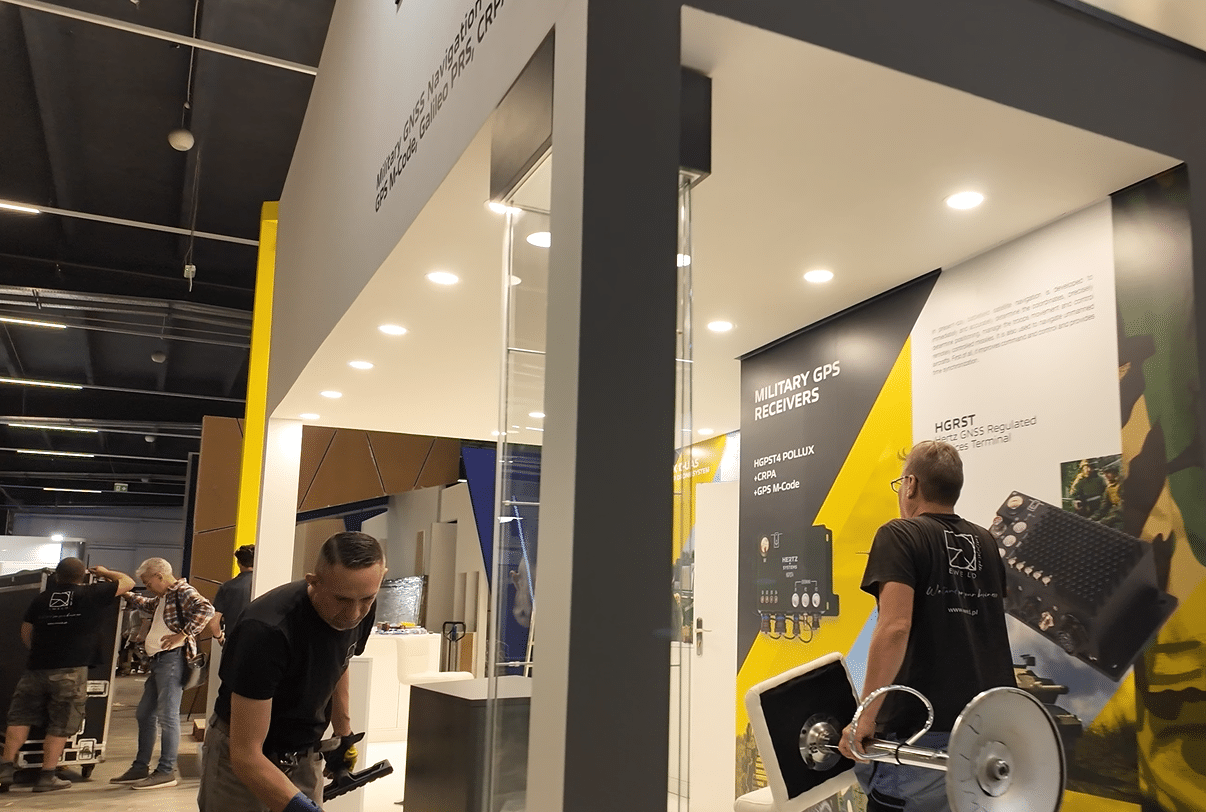 montaż stoiska targowego